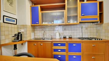 Apartemen Basic | Dapur pribadi | Lemari es besar, microwave, oven, dan kompor