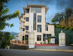 Front of property - Hotel Lakefield Exellence (Kandy)