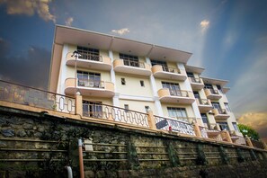 Front of property - Hotel Lakefield Exellence (Kandy)