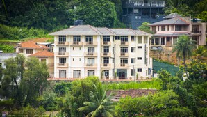 Front of property - Hotel Lakefield Exellence (Kandy)