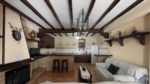TV, fireplace - Grazalema - La Tassone: Charming house, fireplace and terrace (Grazalema)