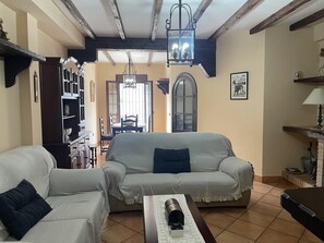 Una televisión, una chimenea