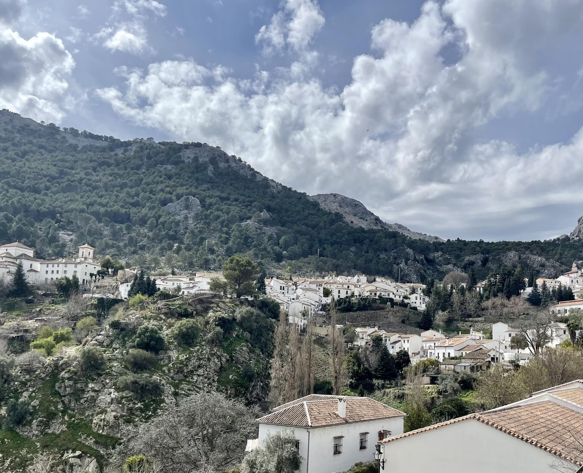 Un paisaje montañoso con edificios blancos y un cielo despejado.