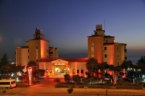 住宿正面 (夜晚)