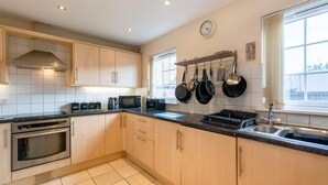 Fridge, microwave, dishwasher, electric kettle - Newcastle City Town House (Newcastle-upon-Tyne)