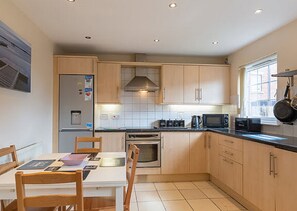 Resortwoning | Privékeuken | Een koelkast, een magnetron, een vaatwasser, een waterkoker