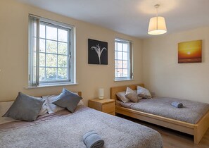 4 bedrooms, iron/ironing board, free WiFi, bed sheets - Newcastle City Town House (Newcastle-upon-Tyne)