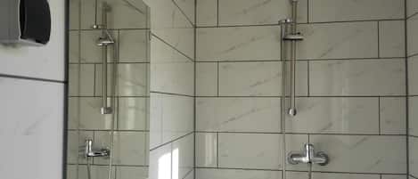 Ducha, toallas, papel higiénico