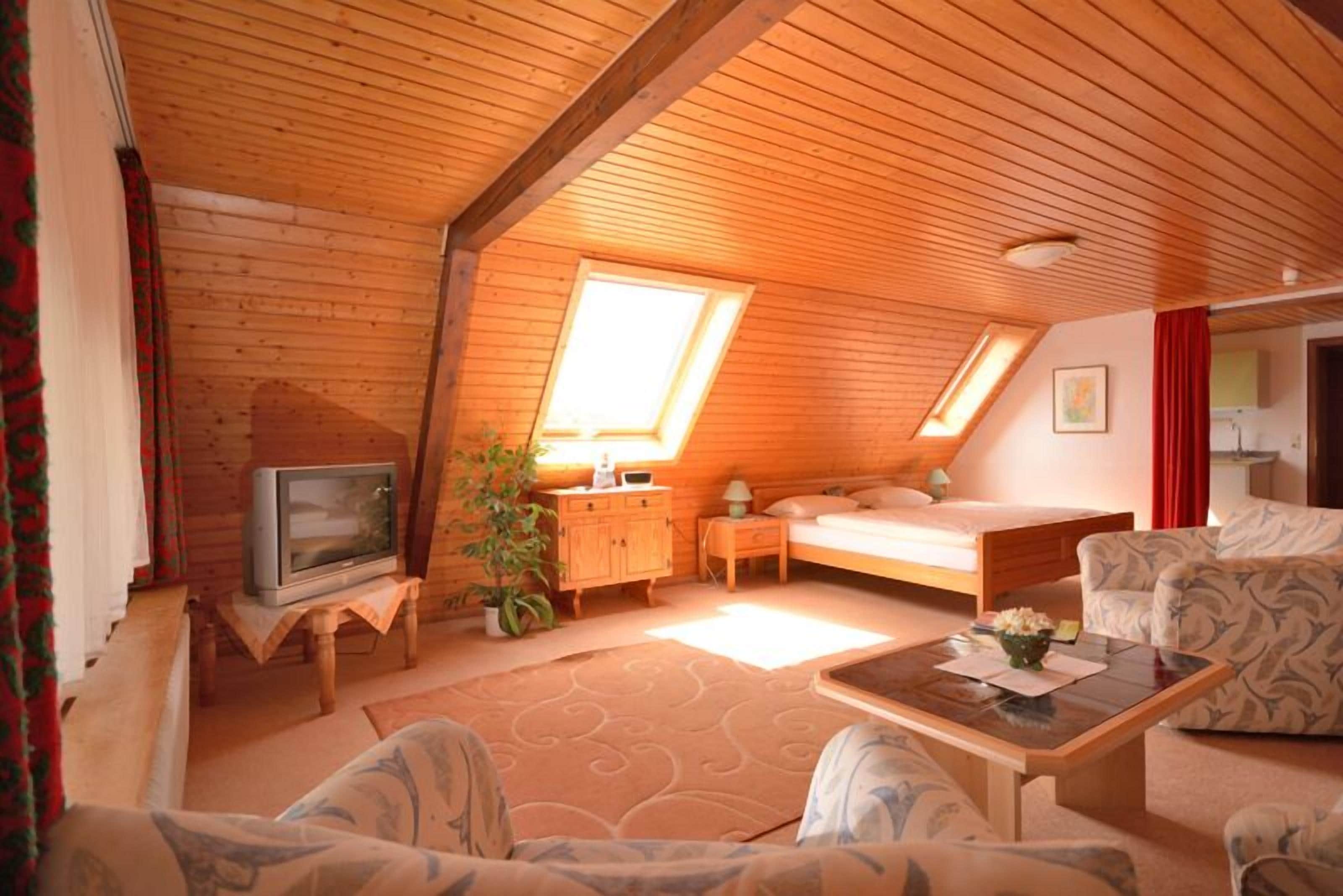 標準三人房 | 迷你吧、書桌、遮光布/窗簾、隔音