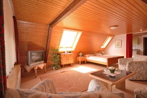 Standard trippelrum | Minibar, skrivbord, mörkläggningsgardiner och ljudisolering