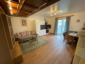 Perhehuone | Minibaari, työpöytä, pimennysverhot, äänieristys