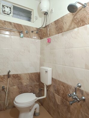 Deluxe-Doppelzimmer | Badezimmer | Dusche, Regendusche, kostenlose Toilettenartikel, Handtücher