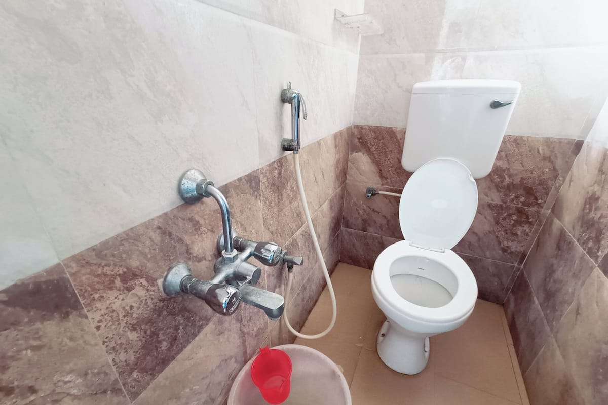 Cubrecamas, escritorio, espacio para trabajar con laptop y wifi gratis