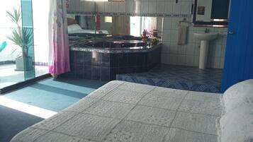 6 bedrooms, free WiFi, bed sheets