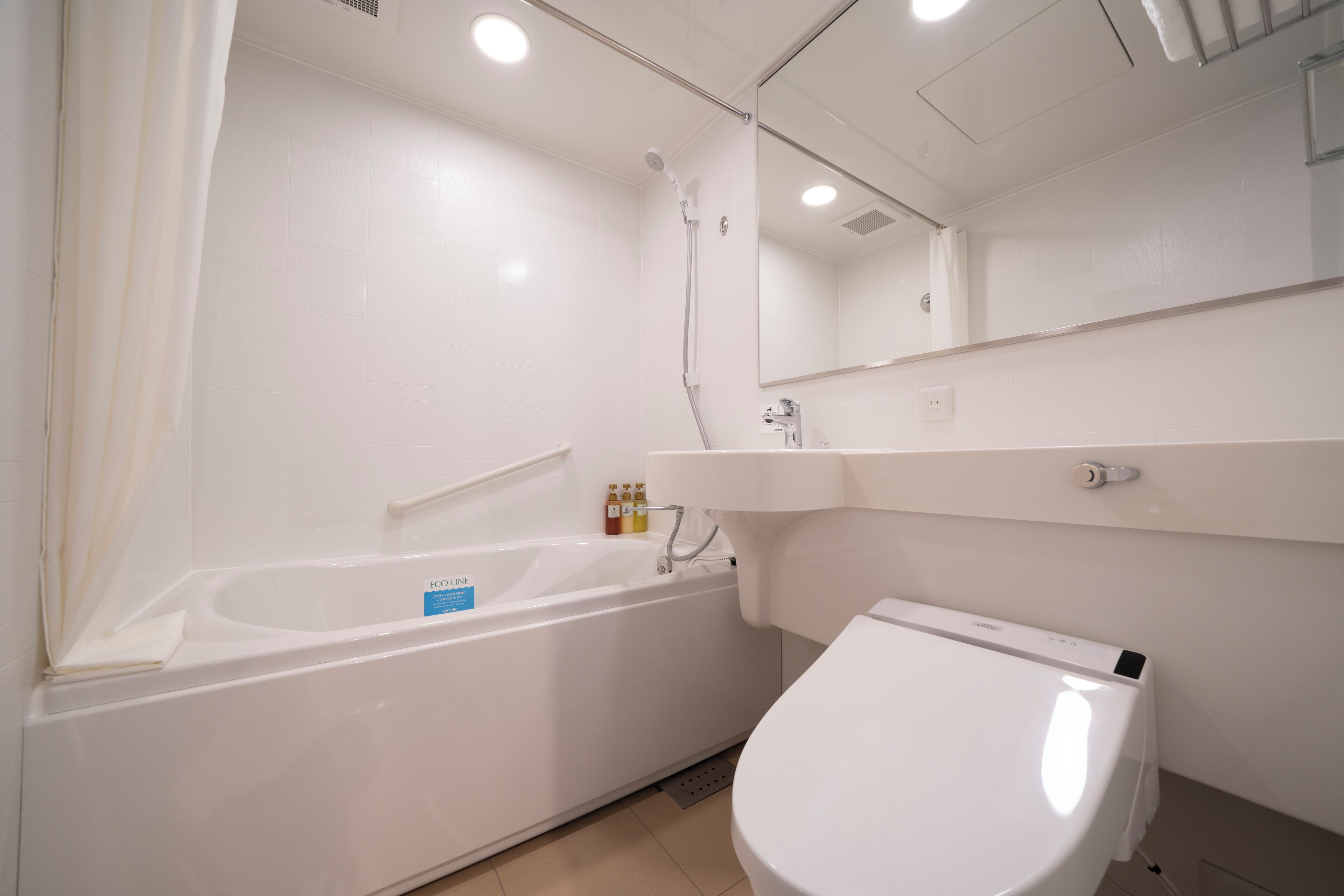 standard twin room | bathroom | combined shower/bathtub, free toiletries, hair dryer, slippers