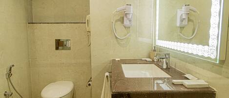 Un baño con inodoro, lavabo y ducha.