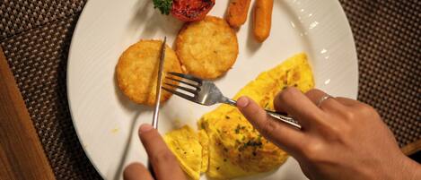 A plate with food items including a tomato, carrots, and a piece of toast.