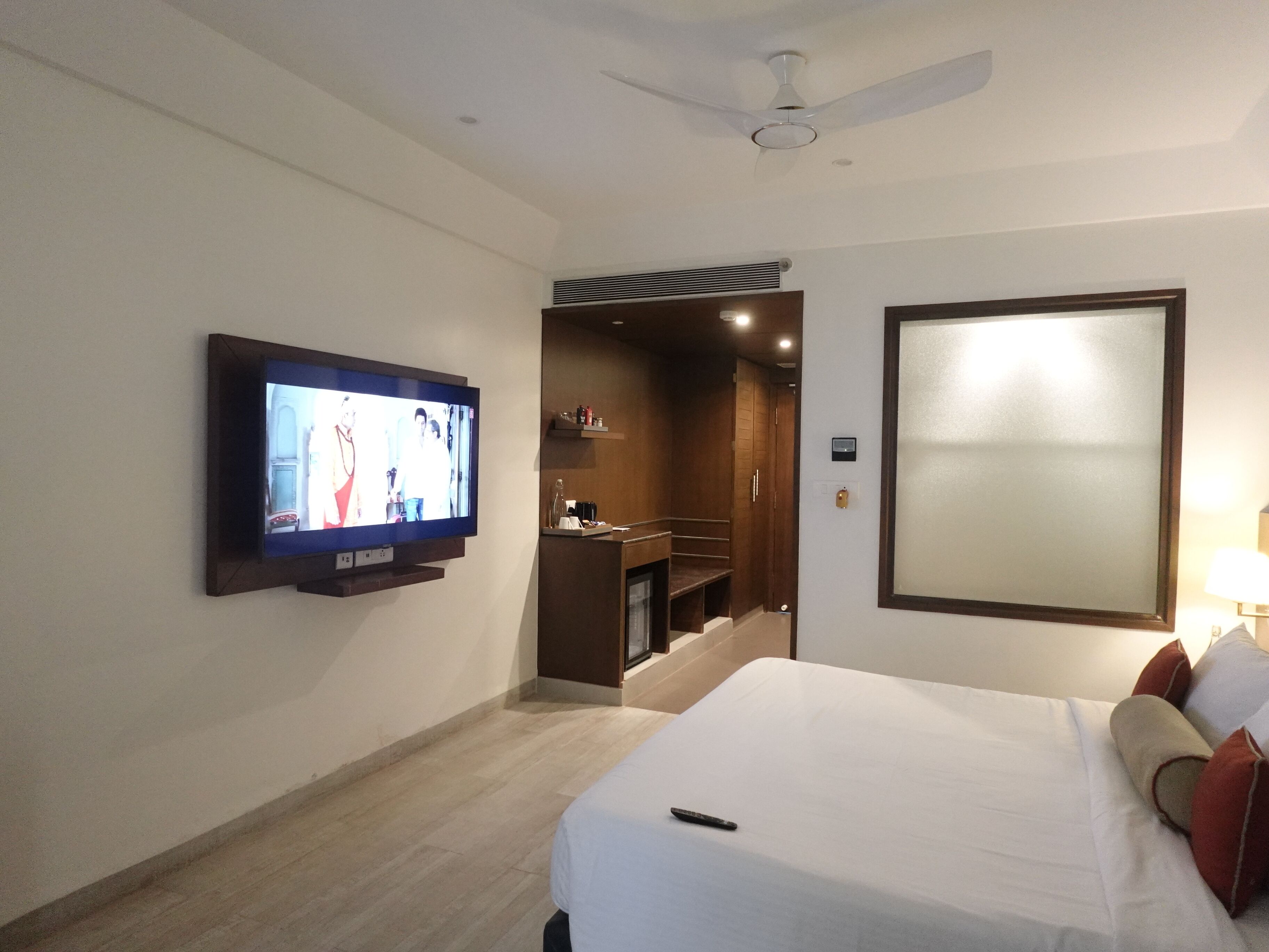 deluxe double room, balcony, pool view | minibar, in-room safe, desk, laptop workspace