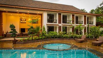 Utomhuspool, parasoller och solstolar