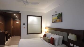 Minibar, coffres-forts dans les chambres, bureau