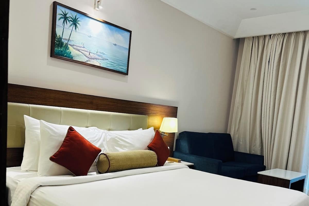 Deluxe Room, 1 Double Bed | Minibar, in-room safe, desk, laptop workspace