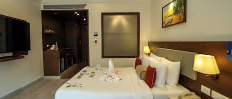 Frigobar, cofres nos quartos, escrivaninha