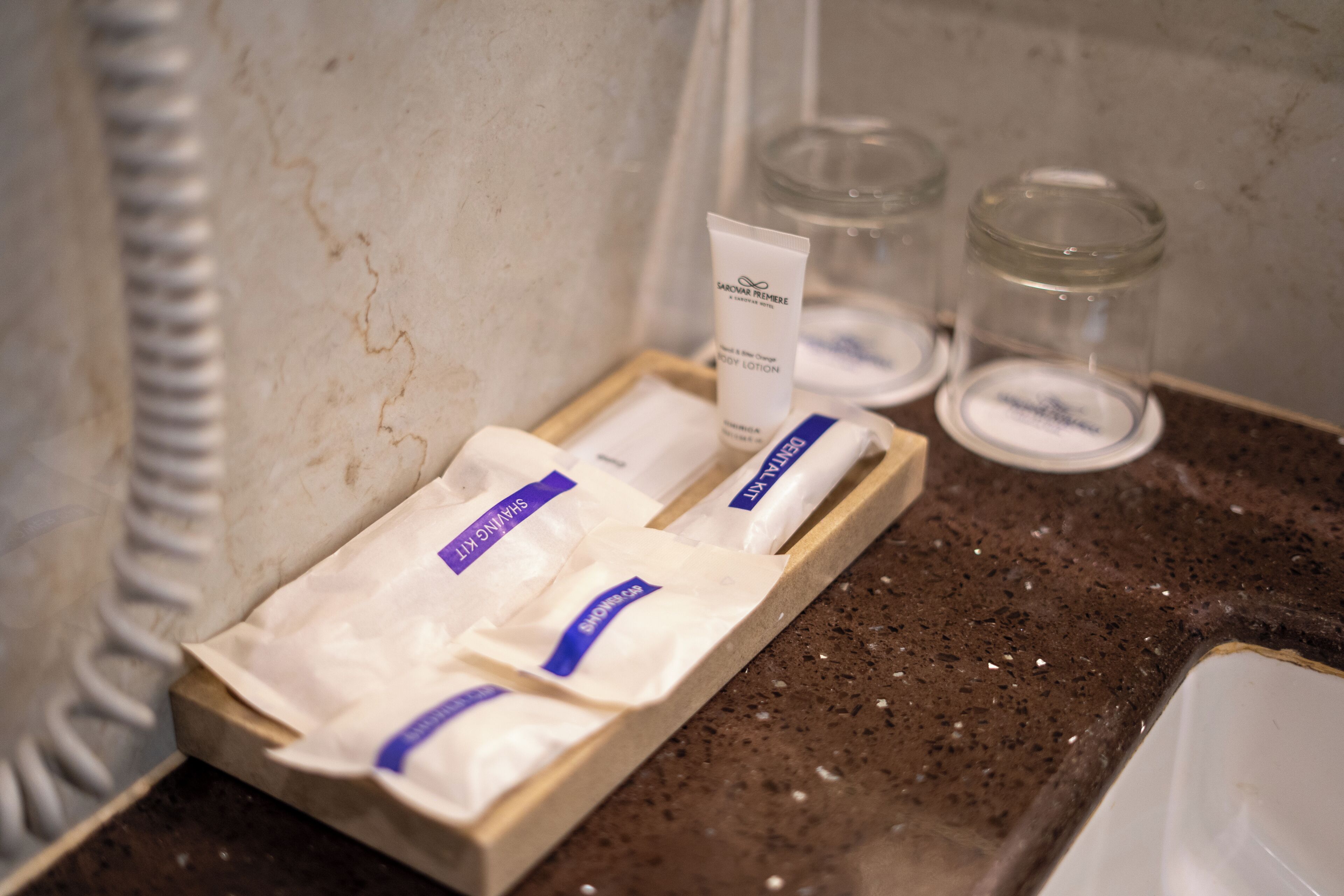 Een badkamermeubel met toiletartikelen, waaronder een bodylotion, een douchegel en een shampoobar.