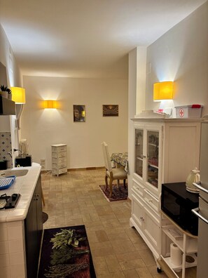 Fridge, microwave, stovetop, coffee/tea maker - The little house in Torre di Palme, in Fermo in the Marche (Torre di Palme)