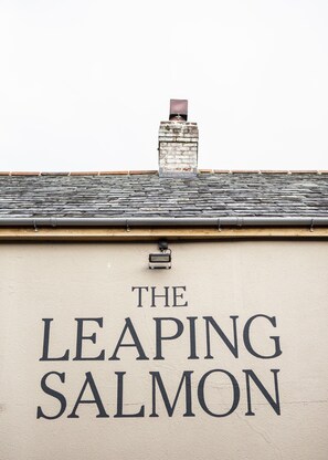 Exterior - The Leaping Salmon (Yelverton)