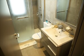 Shower, free toiletries, slippers, towels - Jimmy's Suites (Larnaca)