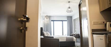 Camera con 2 letti singoli, balcone | Area soggiorno | Smart TV 50 pollici con canali via cavo, TV