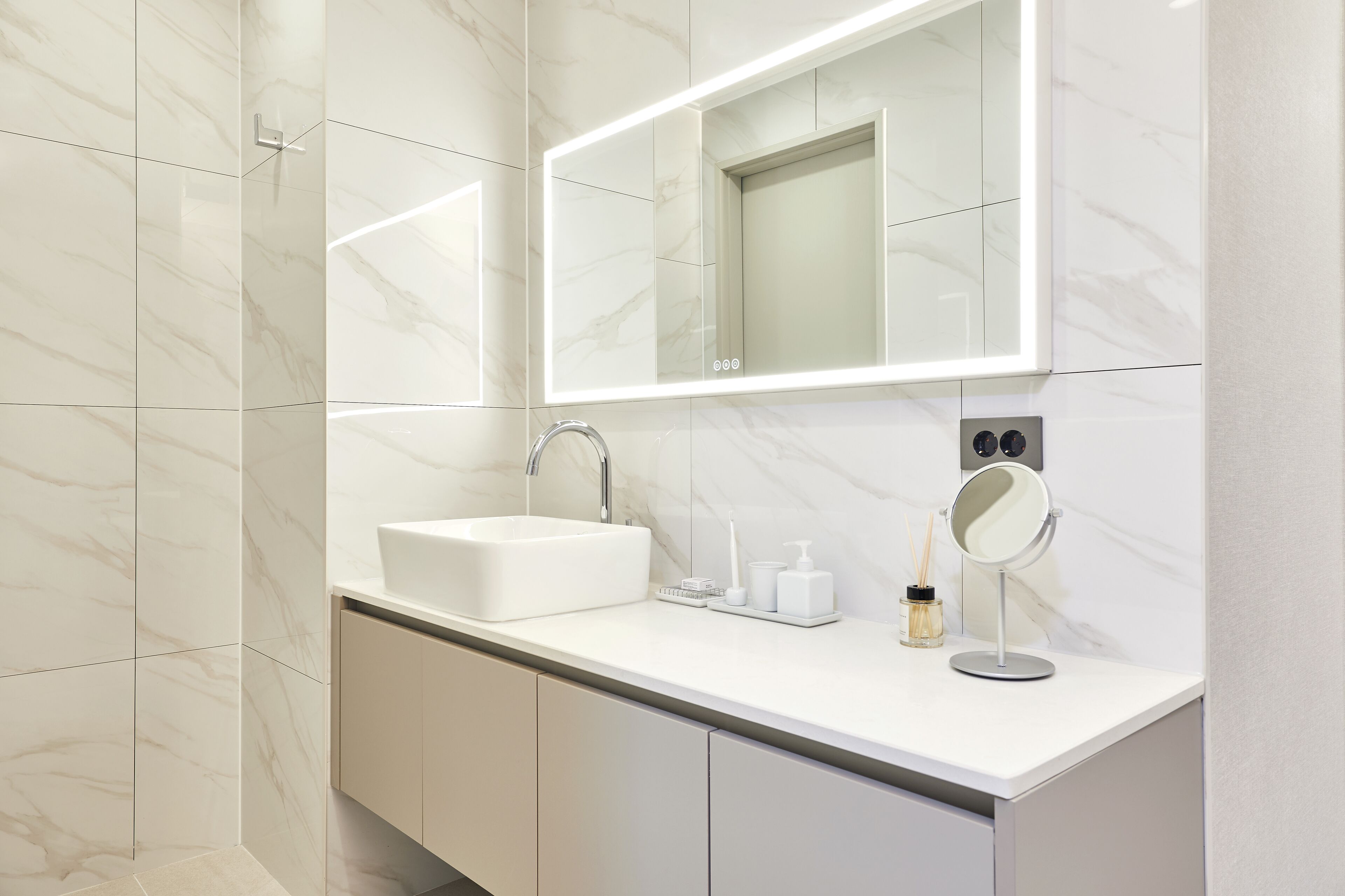 family+(plus) | bathroom | shower, hair dryer, slippers, bidet