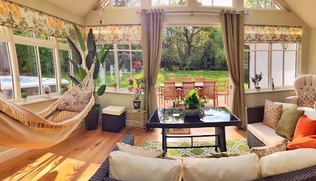 TV. Daweswood Guest Suite - luxury retreat & hot tub.