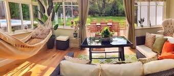 Daweswood Guest Suite - luxury retreat & hot tub.