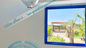 Una lampada a sospensione, un quadro appeso e decorazioni murali.