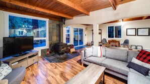 Villa (3 Bedrooms) | Woonruimte | Een dvd-speler