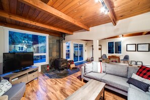 Villa (3 Bedrooms) | Living area | DVD player - 66SL - Hot Tub - WiFi - 3+ Bedroom - Sleeps 10 (Deming)