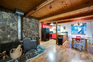 Villa (3 Bedrooms) | Aire de séjour | Foyer