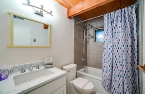 Villa (3 Bedrooms) | Baño | Toallas, jabón, papel de baño