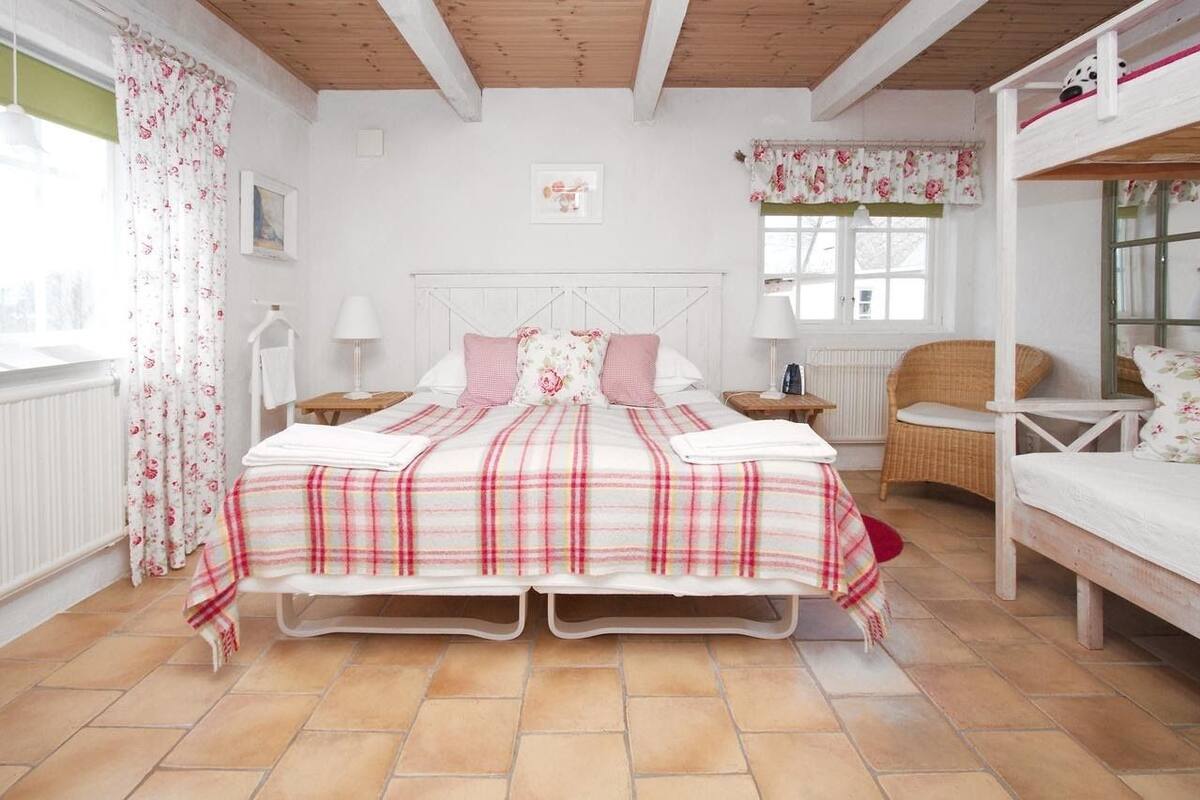 Habitación familiar, baño compartido | Tabla de planchar con plancha, cunas, wifi gratis y ropa de cama