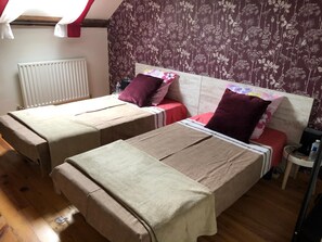 Trang trí khác biệt, trang bị nội thất với thiết kế riêng biệt, bàn 