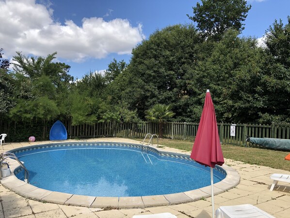 Piscina externa, espreguiçadeiras