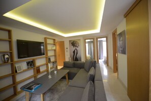 클래식 아파트 | 거실 공간 | 평면 TV