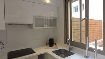 Klassiek appartement | Privékeuken | Een koelkast, een microgolfoven, een oven, een kookplaat