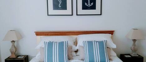 1 habitación y tabla de planchar con plancha