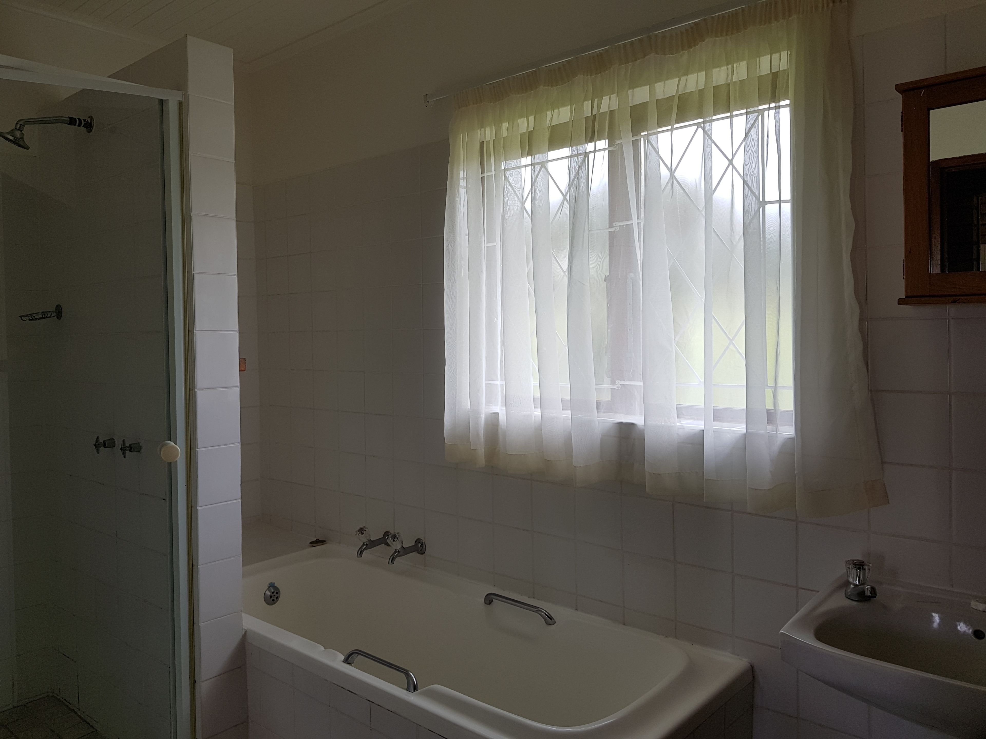 Ein Badezimmer mit Badewanne, Dusche und Waschbecken.