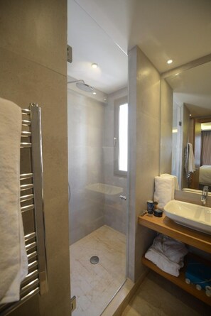 Comfort-huoneisto | Kylpyhuone | Suihku, sadesuihkupää, ilmaiset hygieniatuotteet, hiustenkuivaaja