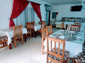 Breakfast, lunch, dinner served; local and international cuisine