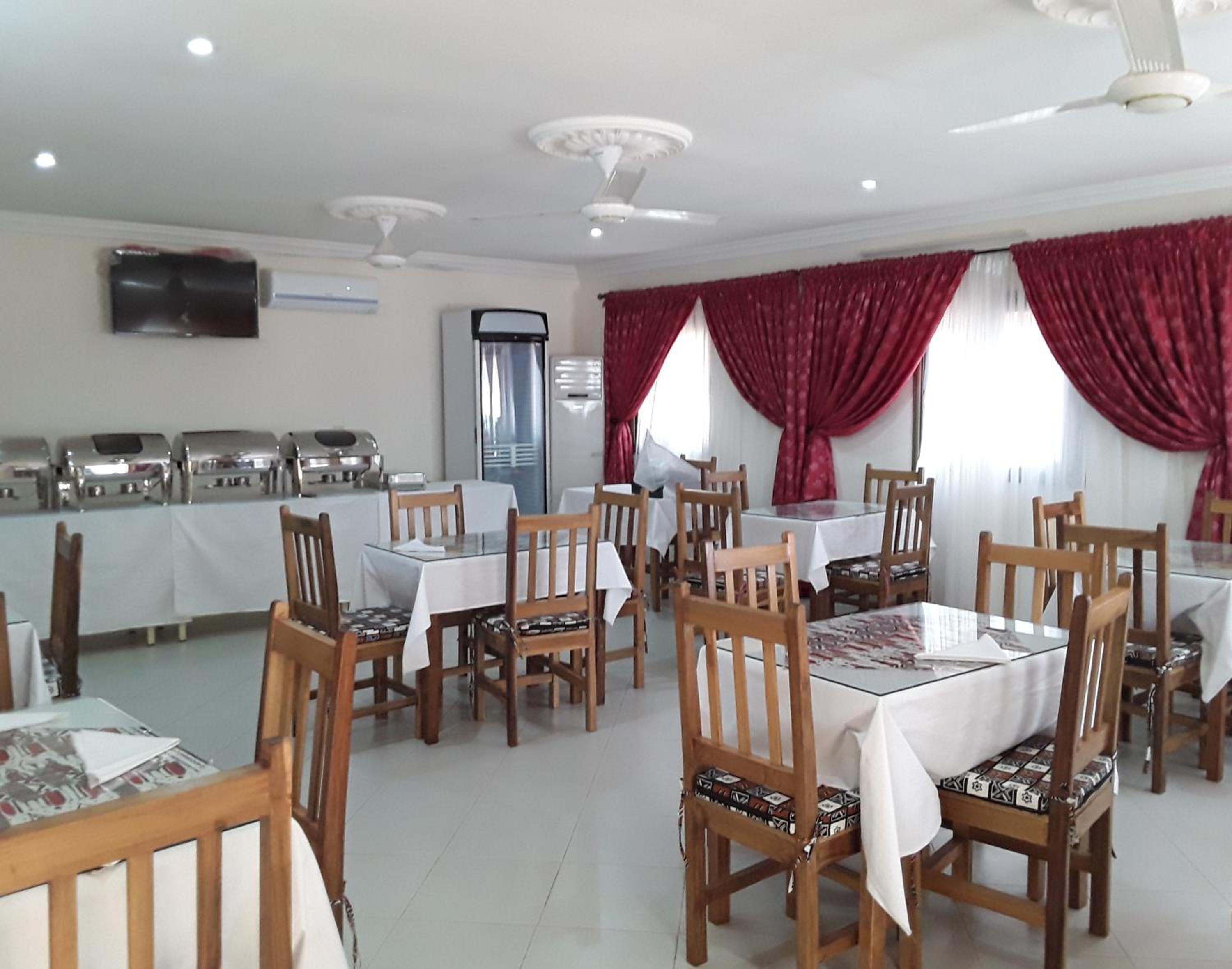 Phục vụ bữa sáng, bữa trưa, bữa tối, món địa phương và quốc tế 