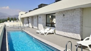 Una piscina al aire libre, una piscina en la azotea